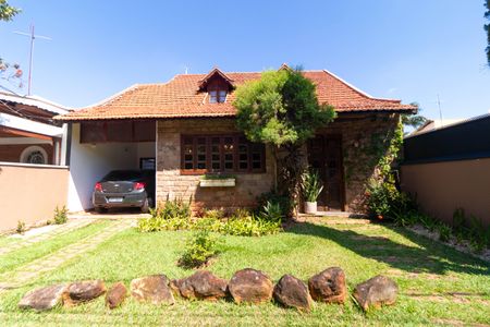 Casa à venda com 250m², 3 quartos e 3 vagas Casa à venda com 250m², 3 quartos e 3 vagasFachada