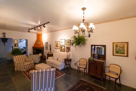 Casa à venda com 250m², 3 quartos e 3 vagas Casa à venda com 250m², 3 quartos e 3 vagasSala