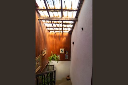 Casa à venda com 250m², 3 quartos e 3 vagas Casa à venda com 250m², 3 quartos e 3 vagasEscada