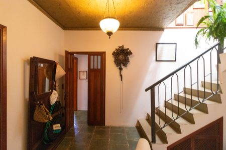 Casa à venda com 250m², 3 quartos e 3 vagas Casa à venda com 250m², 3 quartos e 3 vagasEscada