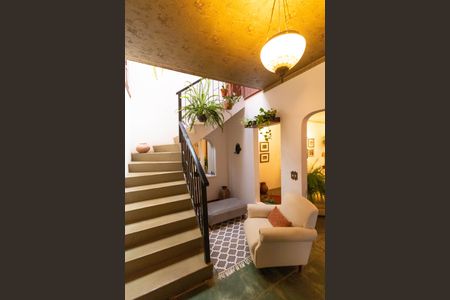 Casa à venda com 250m², 3 quartos e 3 vagas Casa à venda com 250m², 3 quartos e 3 vagasEscada