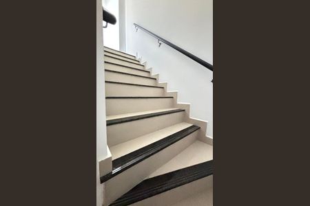 Apartamento à venda com 100m², 2 quartos e 1 vaga Apartamento à venda com 100m², 2 quartos e 1 vagaEscada