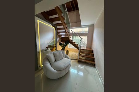 Casa à venda com 410m², 4 quartos e 3 vagas Casa à venda com 410m², 4 quartos e 3 vagasEscada