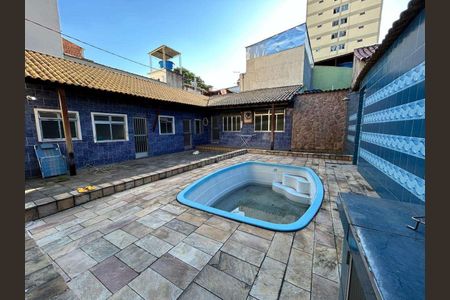 Casa à venda com 303m², 4 quartos e 4 vagas