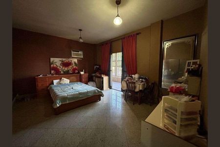 Casa à venda com 303m², 4 quartos e 4 vagas