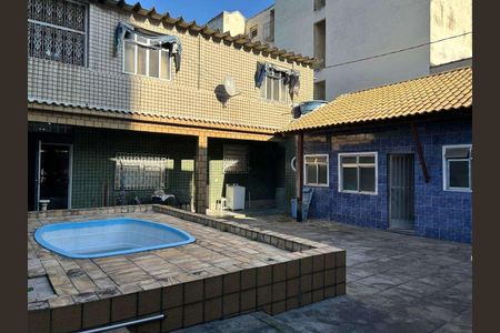 Casa à venda com 303m², 4 quartos e 4 vagas