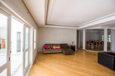 Casa de condomínio para alugar com 560m², 4 quartos e 6 vagas Casa de condomínio para alugar com 560m², 4 quartos e 6 vagasSala de TV