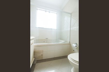 Casa de condomínio para alugar com 560m², 4 quartos e 6 vagas Casa de condomínio para alugar com 560m², 4 quartos e 6 vagasBanheiro da Suíte 2