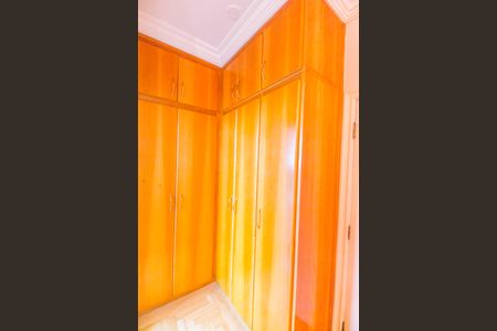 Casa de condomínio para alugar com 560m², 4 quartos e 6 vagas Casa de condomínio para alugar com 560m², 4 quartos e 6 vagasCloset da suíte 5