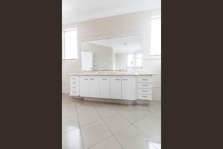 Casa de condomínio para alugar com 560m², 4 quartos e 6 vagas Casa de condomínio para alugar com 560m², 4 quartos e 6 vagasBanheiro da Suíte 1