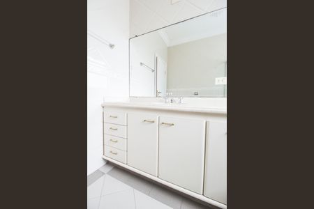 Casa de condomínio para alugar com 560m², 4 quartos e 6 vagas Casa de condomínio para alugar com 560m², 4 quartos e 6 vagasBanheiro da Suíte 2