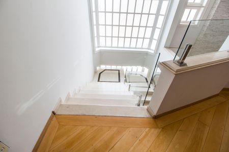 Casa de condomínio para alugar com 560m², 4 quartos e 6 vagas Casa de condomínio para alugar com 560m², 4 quartos e 6 vagasEscada