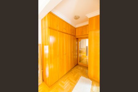 Casa de condomínio para alugar com 560m², 4 quartos e 6 vagas Casa de condomínio para alugar com 560m², 4 quartos e 6 vagasCloset da suíte 3