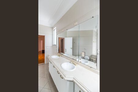 Casa de condomínio para alugar com 560m², 4 quartos e 6 vagas Casa de condomínio para alugar com 560m², 4 quartos e 6 vagasBanheiro da Suíte 1