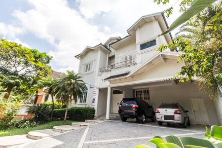 Casa de condomínio para alugar com 560m², 4 quartos e 6 vagas Casa de condomínio para alugar com 560m², 4 quartos e 6 vagasVista da Rua