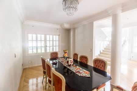 Casa de condomínio para alugar com 560m², 4 quartos e 6 vagas Casa de condomínio para alugar com 560m², 4 quartos e 6 vagasSala de Jantar