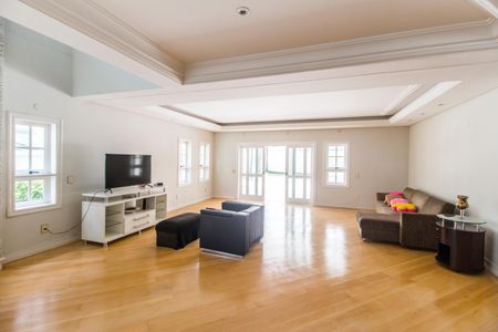 Casa de condomínio para alugar com 560m², 4 quartos e 6 vagas Casa de condomínio para alugar com 560m², 4 quartos e 6 vagasSala de TV