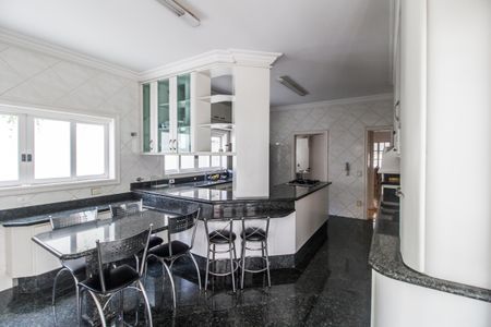 Casa de condomínio para alugar com 560m², 4 quartos e 6 vagas Casa de condomínio para alugar com 560m², 4 quartos e 6 vagasCozinha