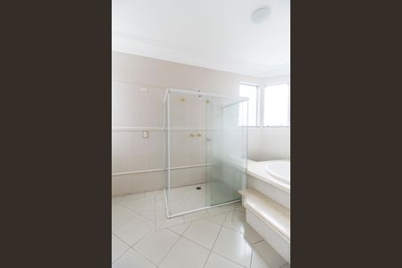 Casa de condomínio para alugar com 560m², 4 quartos e 6 vagas Casa de condomínio para alugar com 560m², 4 quartos e 6 vagasBanheiro da Suíte 1