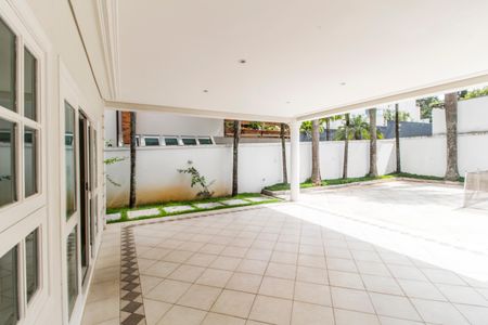 Casa de condomínio para alugar com 560m², 4 quartos e 6 vagas Casa de condomínio para alugar com 560m², 4 quartos e 6 vagasVaranda