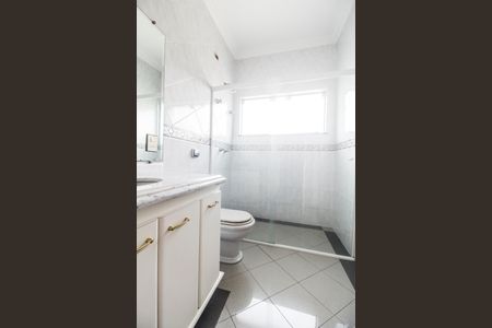 Casa de condomínio para alugar com 560m², 4 quartos e 6 vagas Casa de condomínio para alugar com 560m², 4 quartos e 6 vagasBanheiro da Suíte 4