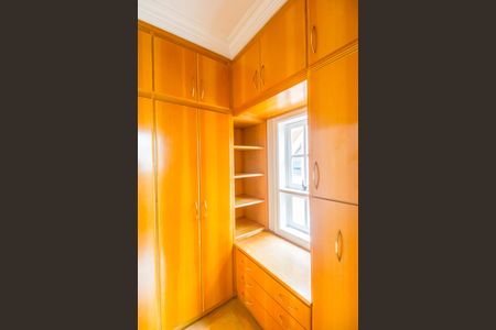 Casa de condomínio para alugar com 560m², 4 quartos e 6 vagas Casa de condomínio para alugar com 560m², 4 quartos e 6 vagasCloset da suíte 2