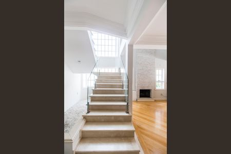 Casa de condomínio para alugar com 560m², 4 quartos e 6 vagas Casa de condomínio para alugar com 560m², 4 quartos e 6 vagasEscada