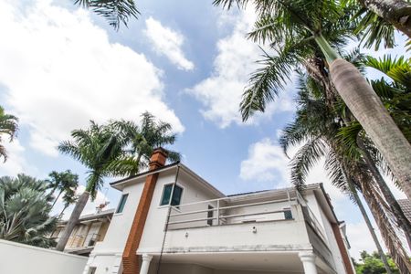 Casa de condomínio para alugar com 560m², 4 quartos e 6 vagas Casa de condomínio para alugar com 560m², 4 quartos e 6 vagasFachada