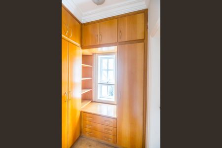 Casa de condomínio para alugar com 560m², 4 quartos e 6 vagas Casa de condomínio para alugar com 560m², 4 quartos e 6 vagasCloset da suíte 4