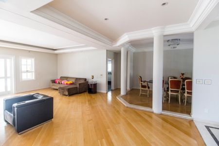 Casa de condomínio para alugar com 560m², 4 quartos e 6 vagas Casa de condomínio para alugar com 560m², 4 quartos e 6 vagasSala de TV