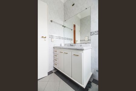 Casa de condomínio para alugar com 560m², 4 quartos e 6 vagas Casa de condomínio para alugar com 560m², 4 quartos e 6 vagasBanheiro da Suíte 4