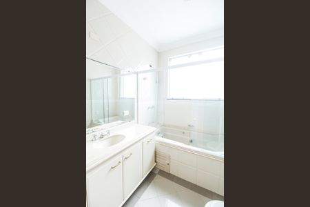 Casa de condomínio para alugar com 560m², 4 quartos e 6 vagas Casa de condomínio para alugar com 560m², 4 quartos e 6 vagasBanheiro da Suíte 2