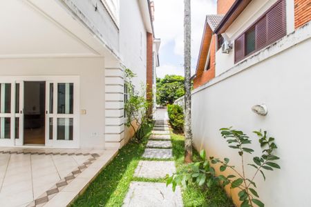 Casa de condomínio para alugar com 560m², 4 quartos e 6 vagas Casa de condomínio para alugar com 560m², 4 quartos e 6 vagasCorredor