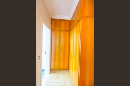 Casa de condomínio para alugar com 560m², 4 quartos e 6 vagas Casa de condomínio para alugar com 560m², 4 quartos e 6 vagasCloset da suíte 5