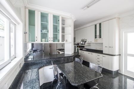 Casa de condomínio para alugar com 560m², 4 quartos e 6 vagas Casa de condomínio para alugar com 560m², 4 quartos e 6 vagasCozinha