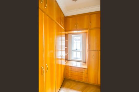 Casa de condomínio para alugar com 560m², 4 quartos e 6 vagas Casa de condomínio para alugar com 560m², 4 quartos e 6 vagasCloset da suíte 2