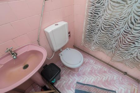 Casa à venda com 296m², 4 quartos e 2 vagas Casa à venda com 296m², 4 quartos e 2 vagasBanheiro de Serviço