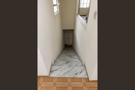 Casa à venda com 296m², 4 quartos e 2 vagas Casa à venda com 296m², 4 quartos e 2 vagasEscada