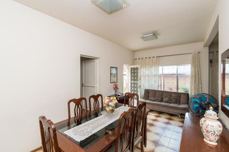 Casa à venda com 296m², 4 quartos e 2 vagas Casa à venda com 296m², 4 quartos e 2 vagasSala