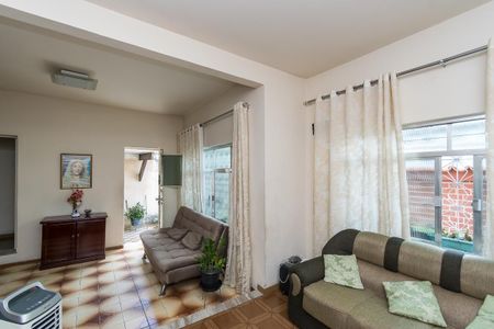 Casa à venda com 296m², 4 quartos e 2 vagas Casa à venda com 296m², 4 quartos e 2 vagasSala