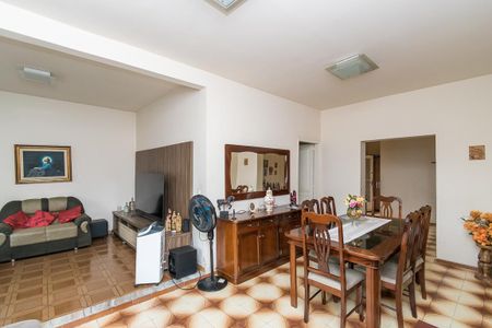 Casa à venda com 296m², 4 quartos e 2 vagas Casa à venda com 296m², 4 quartos e 2 vagasSala