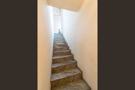 Casa à venda com 296m², 4 quartos e 2 vagas Casa à venda com 296m², 4 quartos e 2 vagasSala - Acesso ao 2º andar