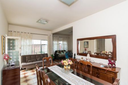 Casa à venda com 296m², 4 quartos e 2 vagas Casa à venda com 296m², 4 quartos e 2 vagasSala