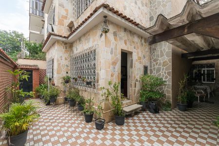 Casa à venda com 296m², 4 quartos e 2 vagas Casa à venda com 296m², 4 quartos e 2 vagasVaranda e garagem