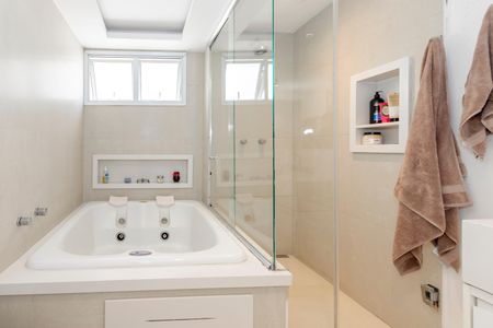 Apartamento à venda com 258m², 4 quartos e 4 vagas Apartamento à venda com 258m², 4 quartos e 4 vagasBanheiro da Suíte 1