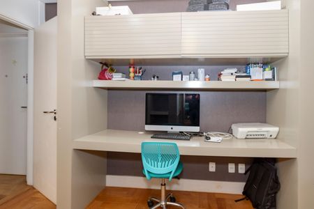 Apartamento à venda com 258m², 4 quartos e 4 vagas Apartamento à venda com 258m², 4 quartos e 4 vagasEscritório da Suíte 1