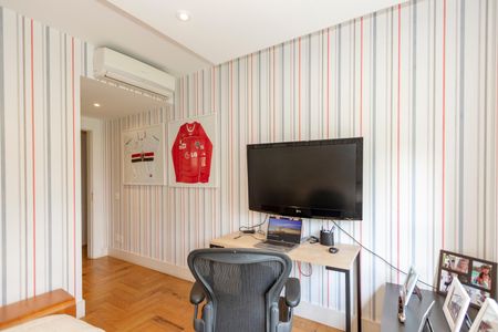 Apartamento à venda com 258m², 4 quartos e 4 vagas Apartamento à venda com 258m², 4 quartos e 4 vagasSuíte 4