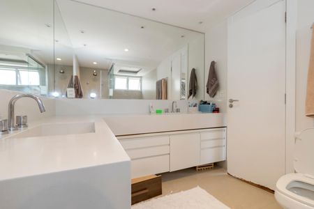 Apartamento à venda com 258m², 4 quartos e 4 vagas Apartamento à venda com 258m², 4 quartos e 4 vagasBanheiro da Suíte 1