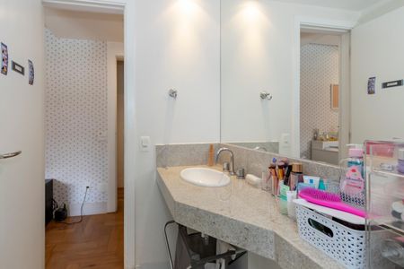 Apartamento à venda com 258m², 4 quartos e 4 vagas Apartamento à venda com 258m², 4 quartos e 4 vagasBanheiro da Suíte 2