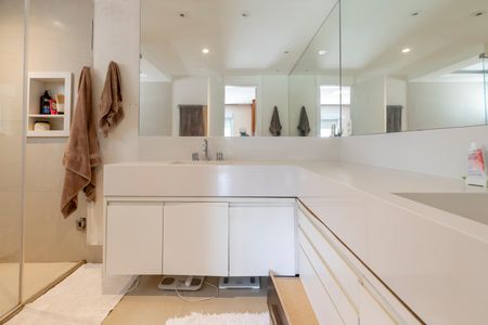 Apartamento à venda com 258m², 4 quartos e 4 vagas Apartamento à venda com 258m², 4 quartos e 4 vagasBanheiro da Suíte 1